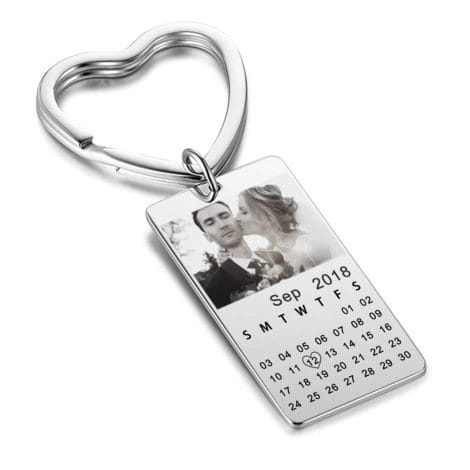 Portachiavi Smileface con calendario inciso e personalizzato, perfetto per uomini e donne.