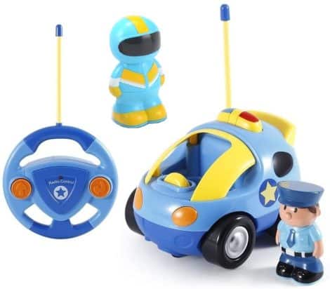 Macchinetta della polizia telecomandata con suoni e luci, ideale come regalo di compleanno per bimbi di 2 anni.
