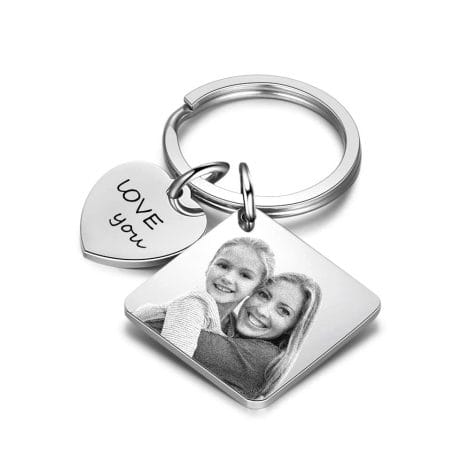 Portachiavi personalizzati con calendario e foto incise, regalo perfetto per compleanni e matrimoni.