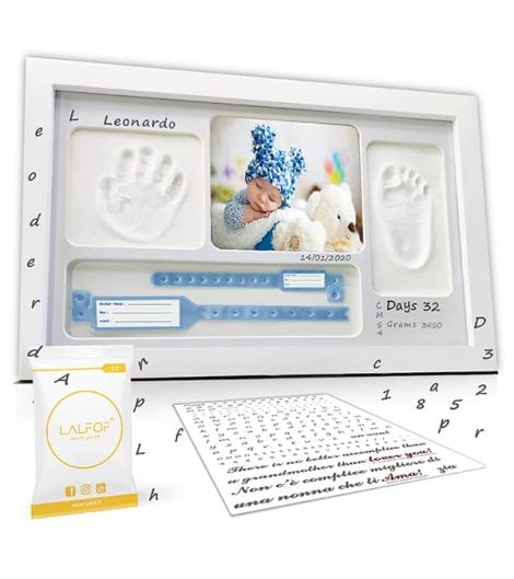 Cornice personalizzabile con impronte di mani e piedi del neonato, including porta oggetti e nome. Kit dermatologicamente testato.