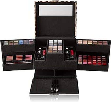 Cofanetto trucco ESSENTIAL by Gloss: 87 pezzi con fard, ombretto, rossetto e matite occhi, custodia e organizer. Perfetto come idea regalo!