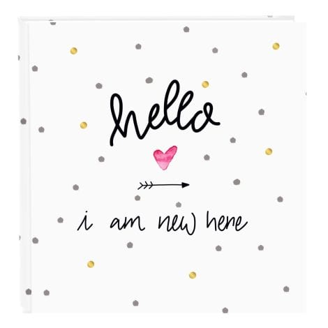 Album fotografico per neonati “Hello I Am New Here” in bianco e oro, dimensioni 30×31 cm, con 60 pagine e divisori in pergamena.