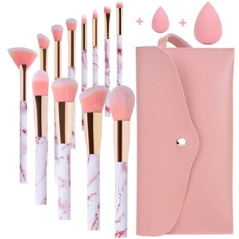Set di pennelli professionali per il trucco con borsa in marmo rosa e correttori di fondotinta, blush e ombretti.