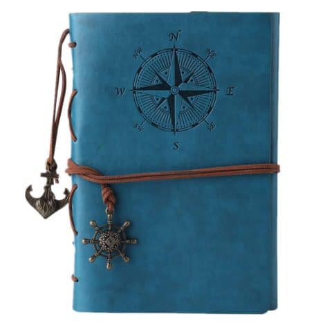 Maleden, agenda di viaggio in pelle con anelli, bussola e ciondolo sky blue al dorso.