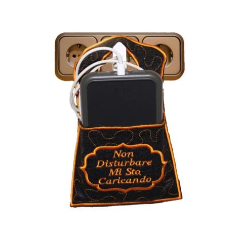 Supporto per telefono Sartoria Agnese – Artigianato italiano – Ideale come regalo – Compatibile con vari modelli di telefono (Nero arancione pannolenci)