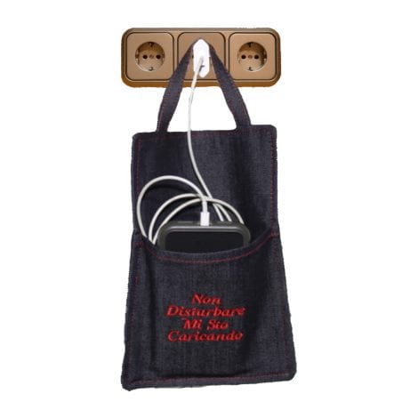 Sostegno Telefonico Artigianale Sartoria Agnese – Regalo Perfetto per Uomo o Donna – Rosso jeans – Compatibile con diversi dispositivi.