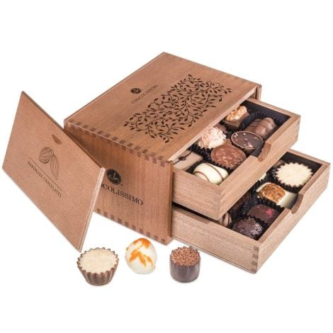 Scatola di legno con 20 squisiti cioccolatini ChocoRoyal Midi, ideale per regali natalizi, compleanni e festività.