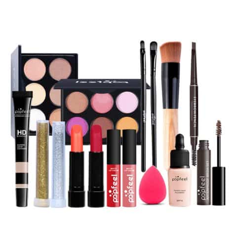 Kit di bellezza FantasyDay con tutto il necessario per truccare occhi, viso e labbra. Regalo natalizio con correttore, rossetti, lucidalabbra, ombretti, mascara e fard.