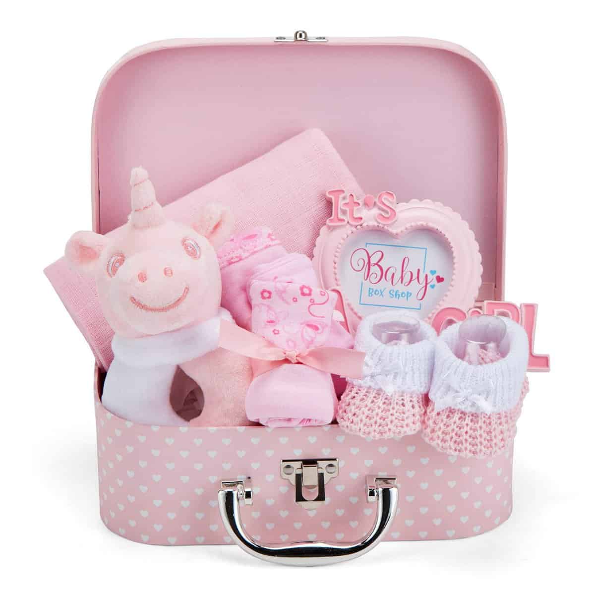 Set Regalo Neonata Bimba Femmina - per Baby Shower Confezionato in una Scatola Stile Valigetta Rosa con Sonaglio, Cornice, Mussola, Bavaglino, Calze, Guanti e Cappello