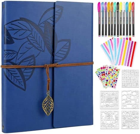 Album fotografico personalizzato con pagine nere, copertina in pelle, adesivi e penne colorate. Perfetto regalo unisex.