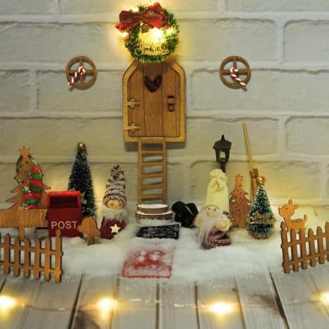 Kit di decorazioni natalizie per porta con elfi, angeli e regali, ideali per la casa.