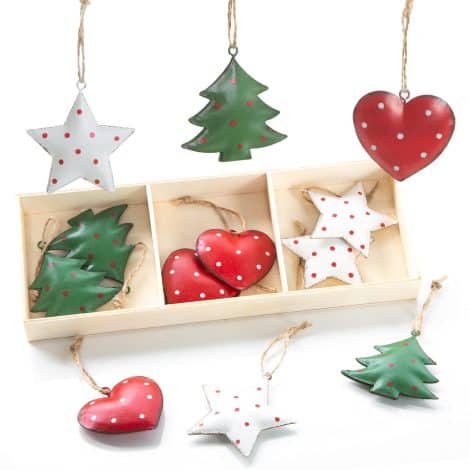 9 ciondoli natalizi a forma di stella, cuore e Albero di Natale, colori bianco, rosso e verde, in metallo.