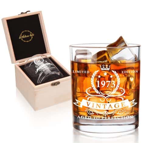 “Celebra i 50 anni di un uomo speciale con un bicchiere da whisky in vetro bourbon, accompagnato da una scatola di legno pregiata.”