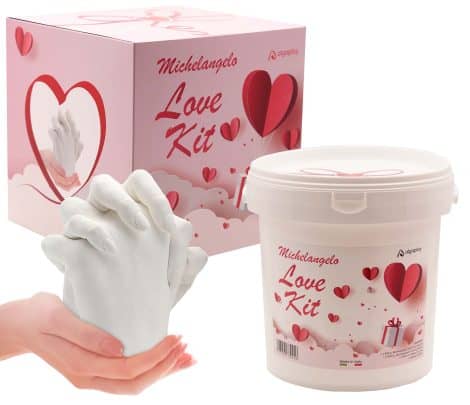 Kit Love 2 Mani: Un set completo per sculture 3D, contiene alginato, gesso e caraffa graduata. Perfetto per un regalo alle coppie, amici e famiglia. Prodotto italiano.