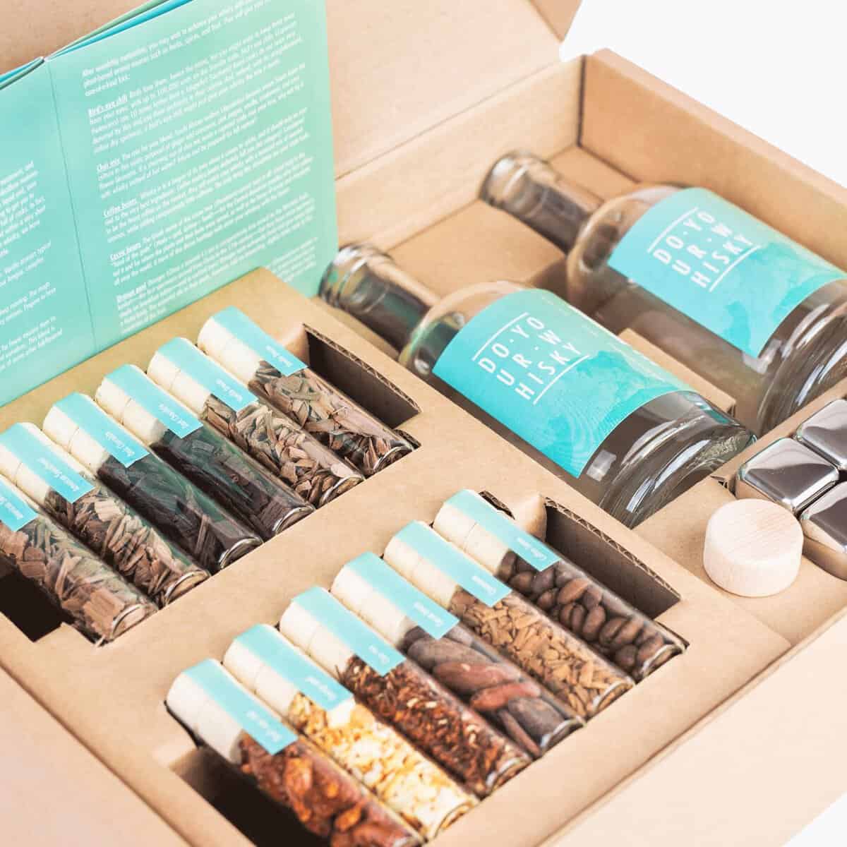 DO Your Whisky | Kit per Infusione di Whisky Fai da Te | Spezie, Bottiglie | 6 Pietre da Whisky E Ricette | Regali da Barista per Adulti, Uomini E Donne | Anniversario, Compleanno, Matrimonio