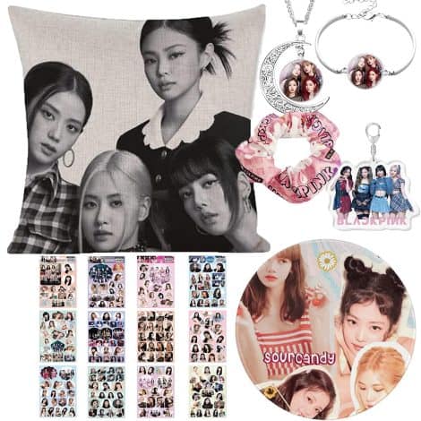 Pacchetto regalo per appassionati dei Blackpink: Merchandise, gadget e accessori Blackpink, incluso cuscino, adesivi, pendente, bracciale, tappetino per mouse e portachiavi in acrilico.