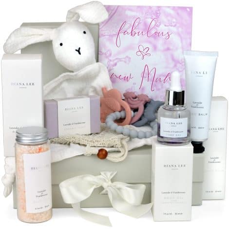 Cesto doni Jasmyn & Greene per futura mamma: 9 articoli lussuosi per baby shower con coccole e lavanda.