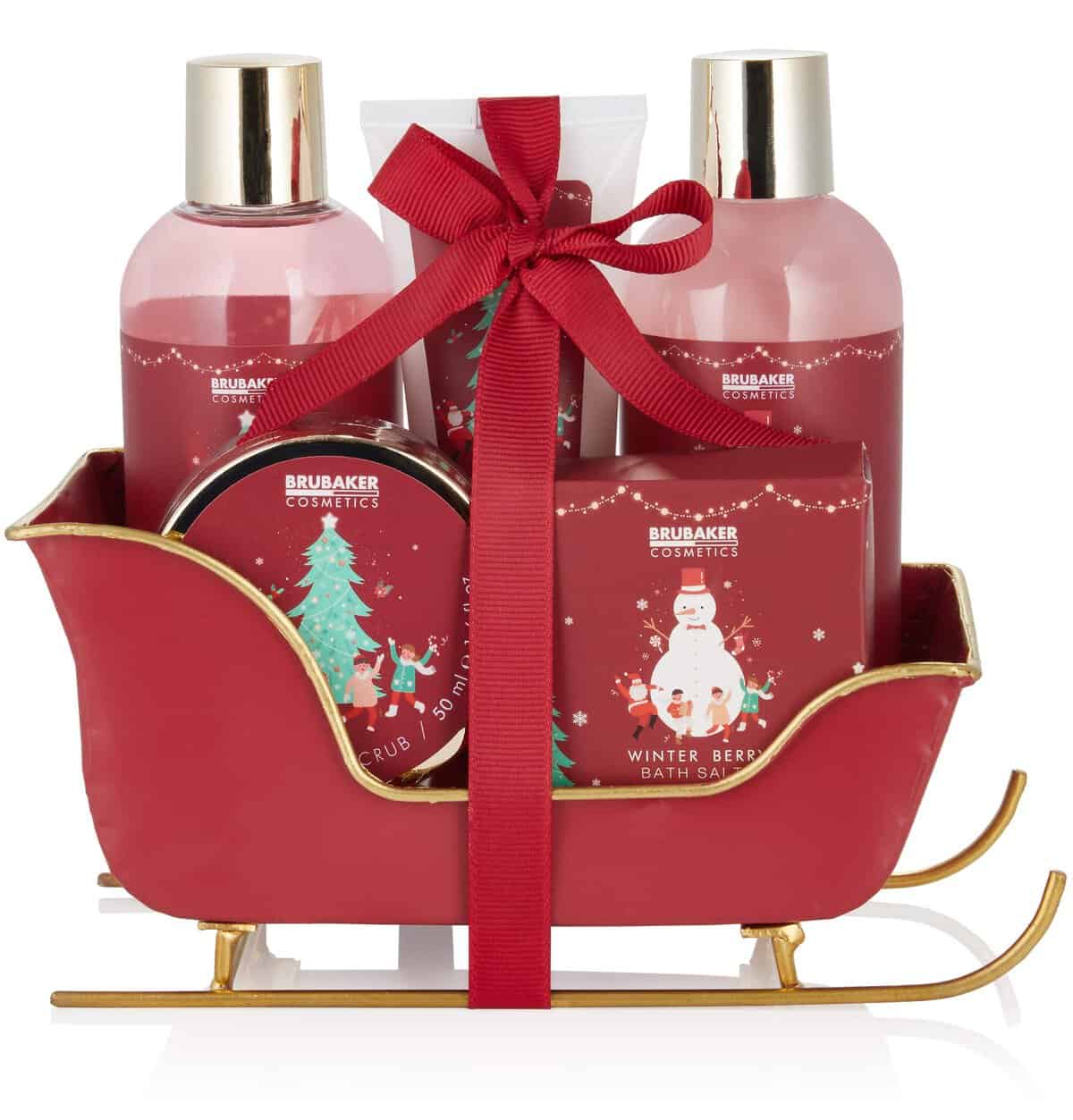 BRUBAKER Cosmetics Set Bagno e Doccia Winter Berries Fragrance - Set Regalo 6 Pezzi in Slitta Natale - Set Natalizio per Donne e Uomini