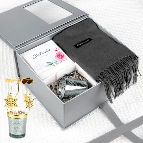 Set regalo con candele profumate, portacandele rotante e sciarpa in cashmere grigio, ideale per Natale e compleanni.