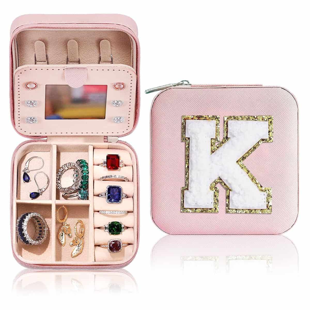 HSDSH Portagioie con Lettera Iniziale K, Piccoli Scatola Portagioie da Viaggio con Specchio, Mini Porta Gioielli da Viaggio, Gioielli Pelle PU Portagioie Organizer Regalo di Compleanno per Donne Ragazze