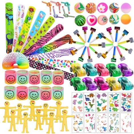 Set di gadget per compleanno dei bambini con tatuaggi, braccialetti, molla arcobaleno e palline rimbalzanti.