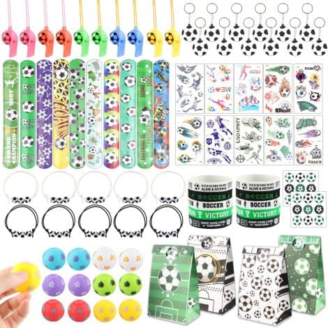 Regalini di calcio per feste di compleanno dei bambini: portachiavi, braccialetti, fischietti, gadget rotanti, adesivi e sacchetti regalo.