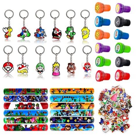 Set di 86 piccoli regali per feste di compleanno per bambini, inclusi 12 braccialetti Slap, 12 timbri, 12 portachiavi, 50 adesivi. Perfetto per regali agli ospiti e divertimento alle feste per i più piccoli.