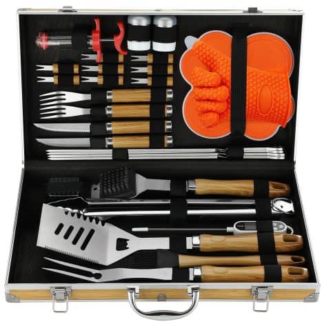 Set di accessori premium per barbecue della famiglia NOBLE, con manico in bambù liscio – 30 utensili in acciaio inox con valigia in bambù. Kit barbecue unico come regalo per uomini e donne.