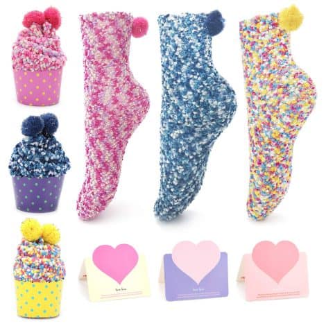 Confezione divertente di QKURT con 3 paia di calzini a tema torta, cupcakes e Natale, più 3 carte regalo.