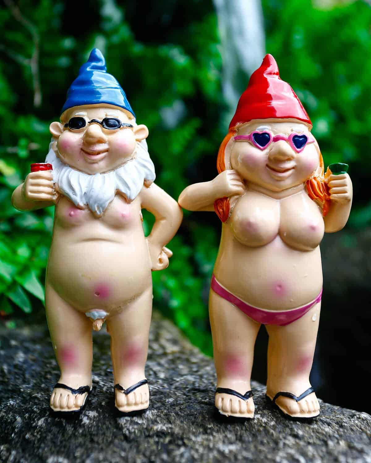 2 gnomi divertenti da giardino nudo, gnomi da giardino impertinenti ornamenti da giardino all'aperto maleducato statua da giardino pipì nano per interni o esterni decorazioni per prato novità regali