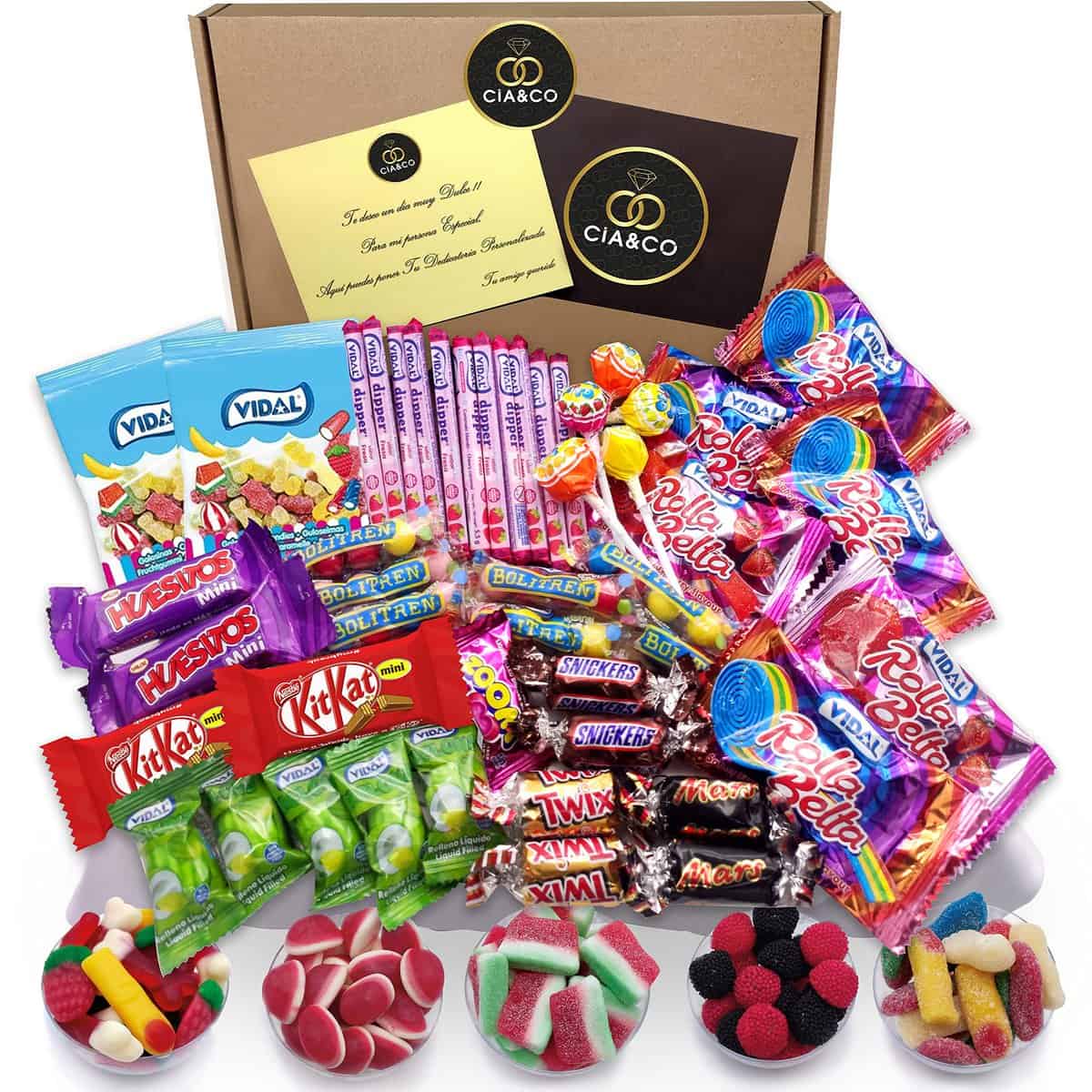 Dolci Candy Confezione regalo incartata con +45pz di Mix di Caramelle e 500g di Gummies senza glutine. Include biglietto con messaggio personalizzato e Kit Kat, Mars, Huesitos