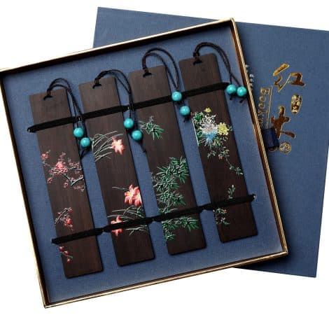 I segnalibri in legno YBklo, fatti a mano e confezionati in eleganti scatole regalo, sono il regalo perfetto per ogni occasione.