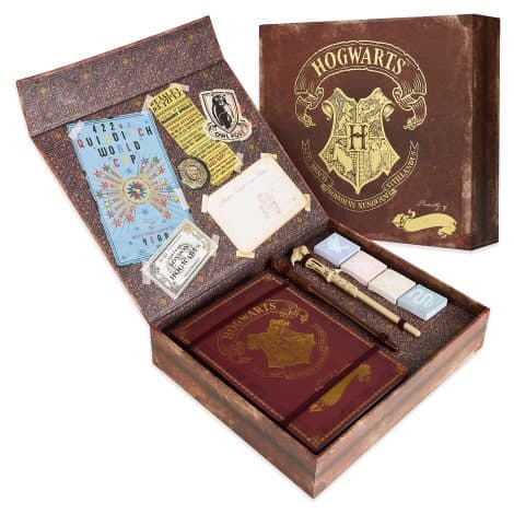 Set regalo HARRY POTTER con materiali di scrittura, adesivi e buste: perfetto per appassionati di tutte le età.